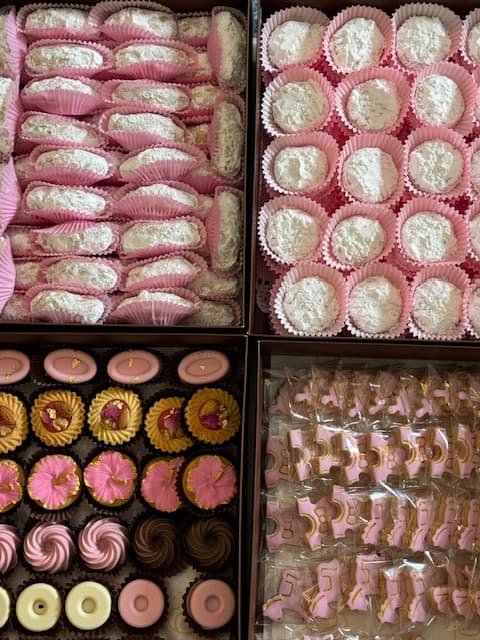 Full pink celebration sweet set.