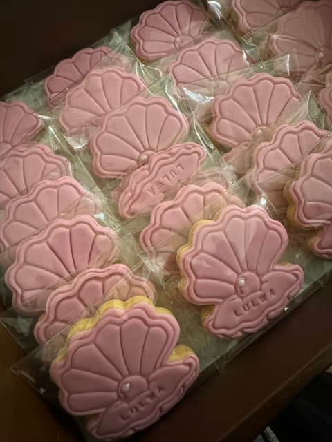 Shell-shaped gift cookies individually wrapped.